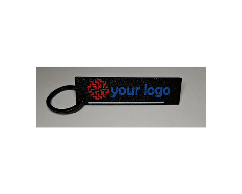 Obesek za ključe z logotipom in registersko številko