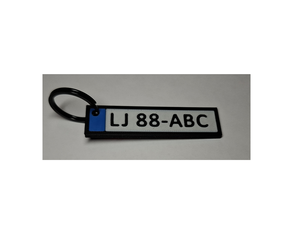 Obesek za ključe z logotipom in registersko številko